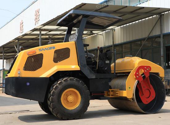 <font color='red'>壓路機(jī)</font>前有鋼輪后有輪胎