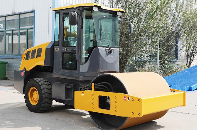 封閉駕駛室<font color='red'>壓路機(jī)</font>細(xì)節(jié)大