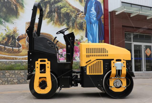 手扶<font color='red'>壓路機(jī)</font>和座駕<font color='red'>壓路機(jī)</font>