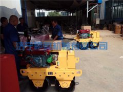 一批小型壓路機正在包裝，即將發(fā)出！