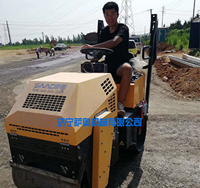 座駕振動(dòng)壓路機(jī)，路面壓