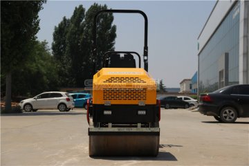 作為小型<font color='red'>壓路機</font>的操作員